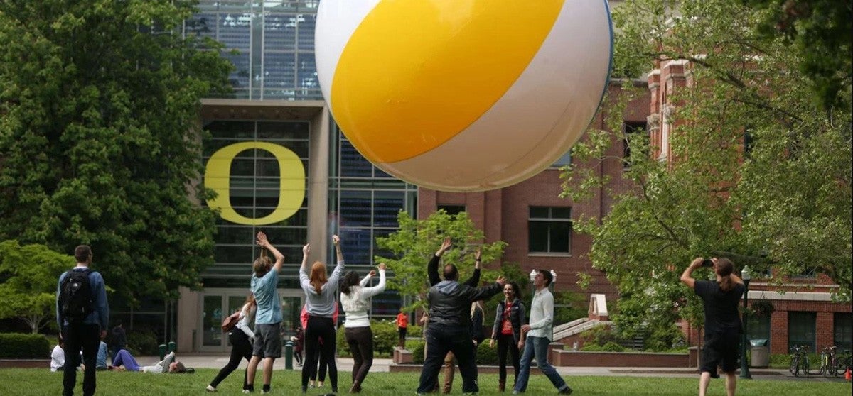 Group of students playing with enormous beach ball on the 澳门四不像论坛 quad.